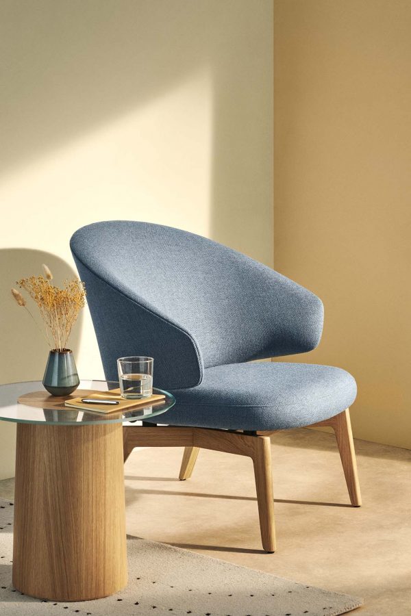 由Sebastian Herkner为Fritz Hansen设计的Let™，一张可以休息的躺椅.