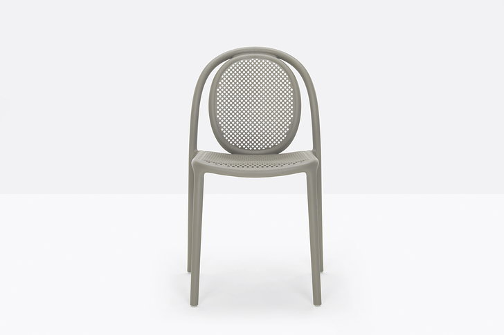Pedrali推出由100％再生塑料制成的“再生灰色”椅子