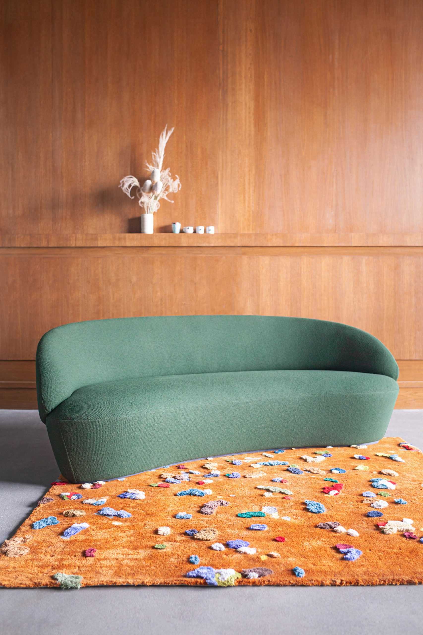 EMKO使用亚麻布边料来创造充满活力的五彩纸屑图案的Chaos地毯