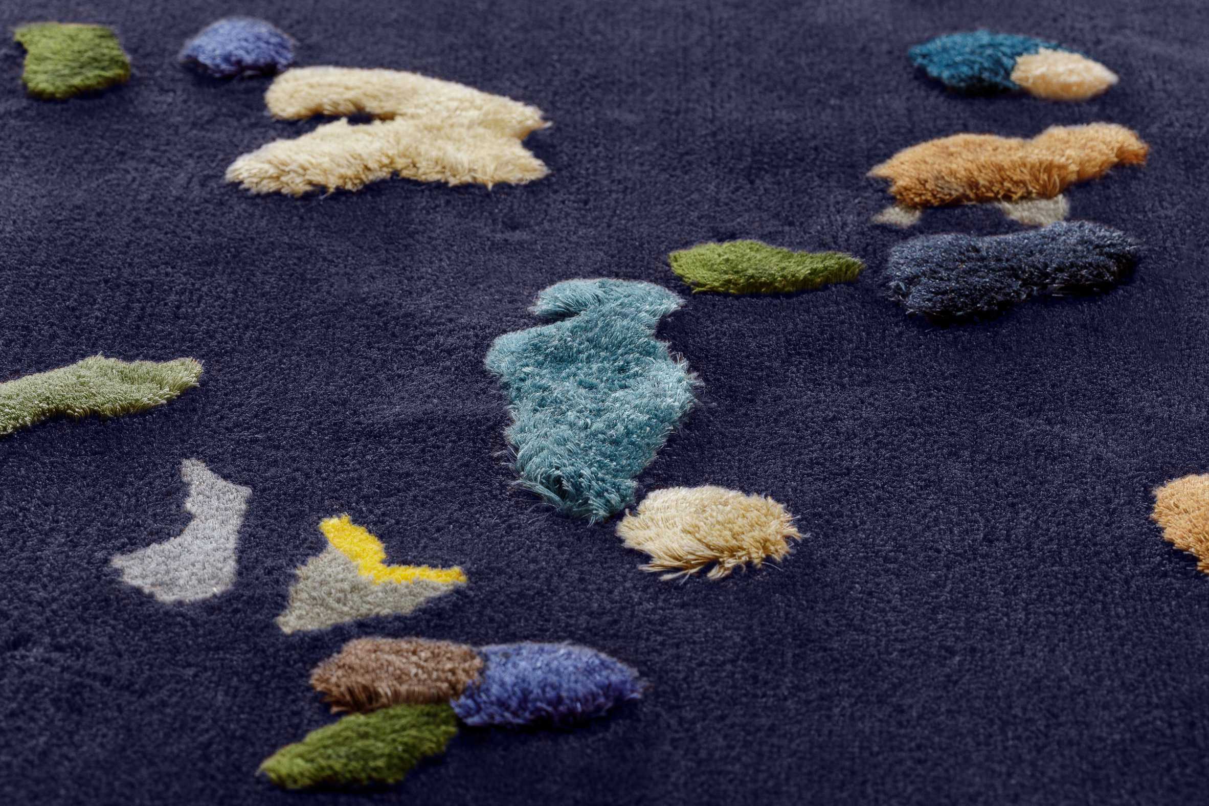EMKO使用亚麻布边料来创造充满活力的五彩纸屑图案的Chaos地毯