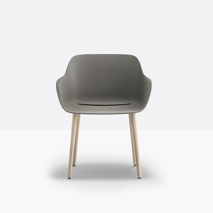 Pedrali推出由100％再生塑料制成的“再生灰色”椅子
