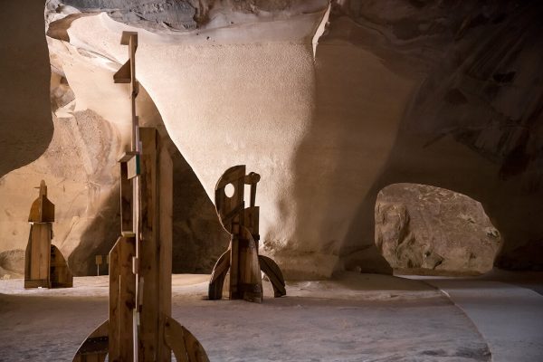 IVO BISIGNANO 的个人展览：“人类形态”设在古代以色列洞穴中