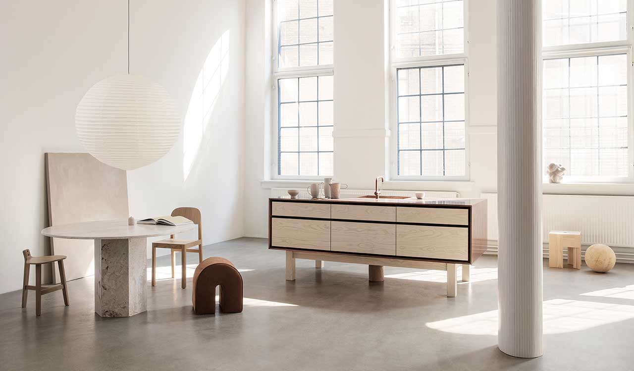 Garde Hvalsøe展示了Framed：混合木材，铜和锌的新型厨房模型