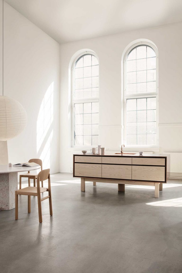 Garde Hvalsøe展示了Framed：混合木材，铜和锌的新型厨房模型