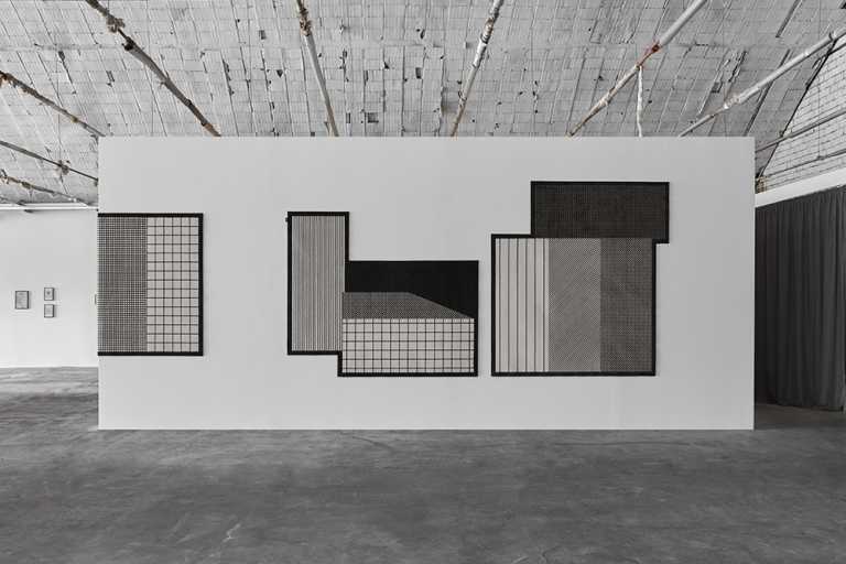 Tramato地毯系列采用图形黑色+白色