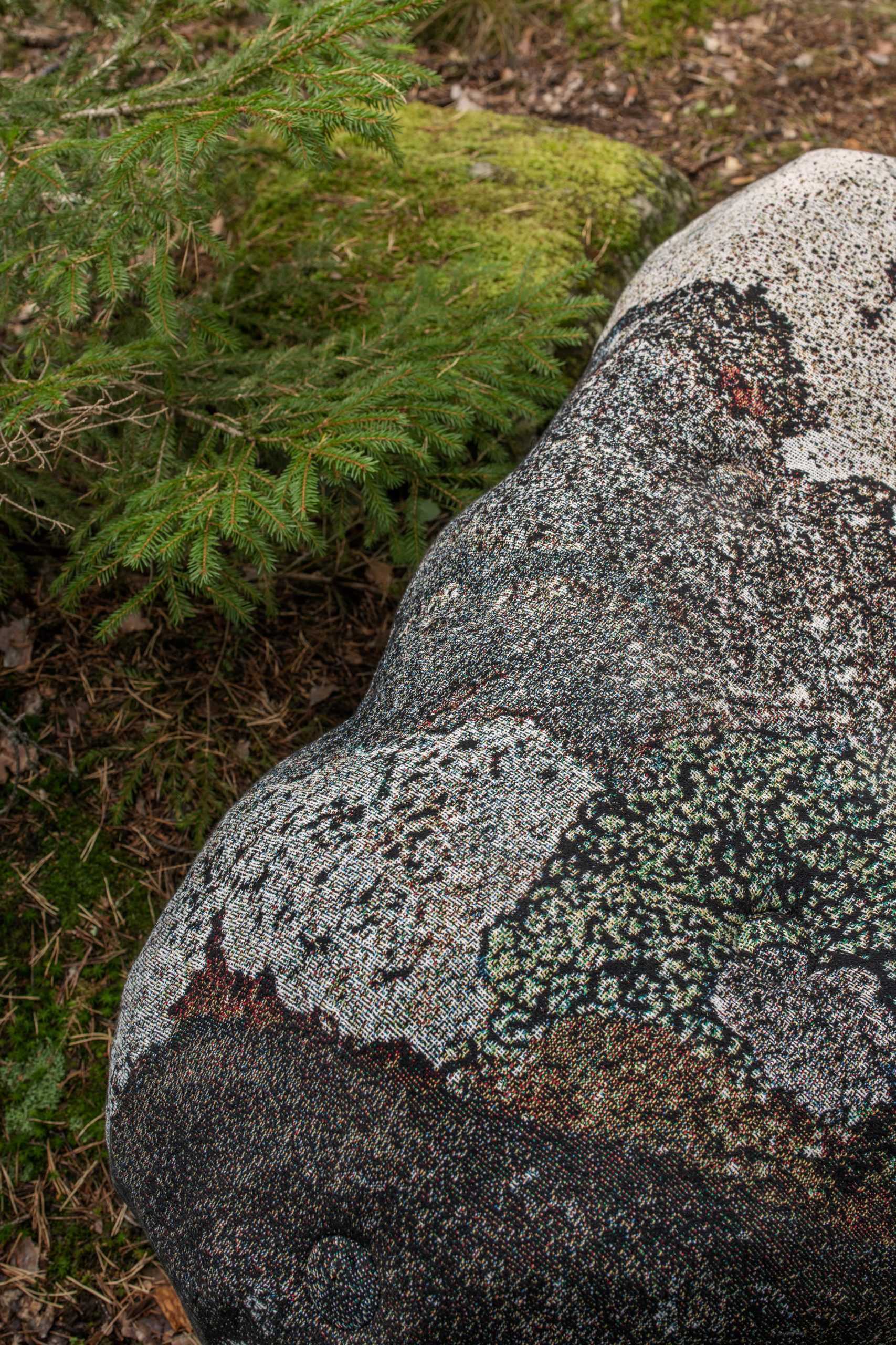 Front和Moroso的大自然家具设计模仿了长满苔藓的岩层