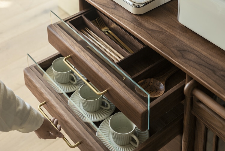 这款优雅的厨柜可让您完美存放所有风格的厨具