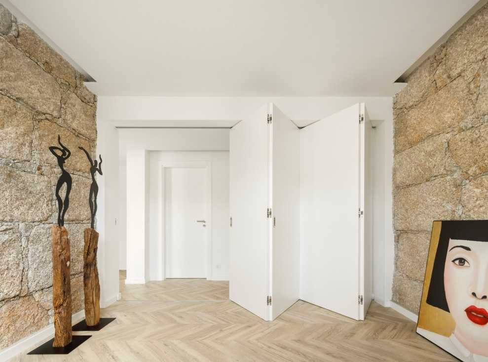 让原始石墙装饰寓所，在简洁当代与粗犷自然之间