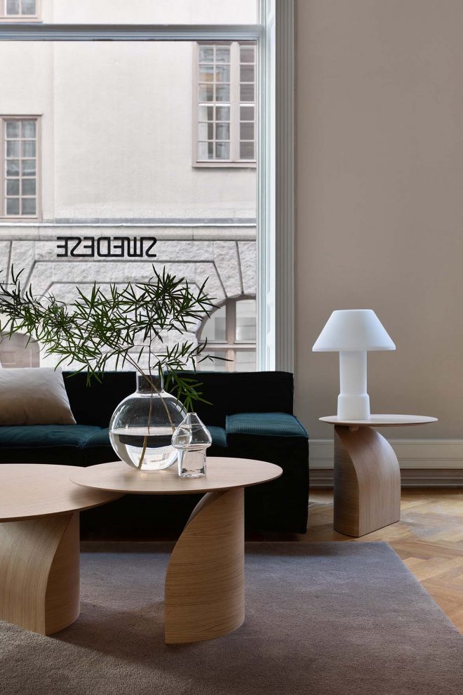 瑞典家具品牌：Swedese推出了一个具有微妙平衡的雕塑桌子-Savoa