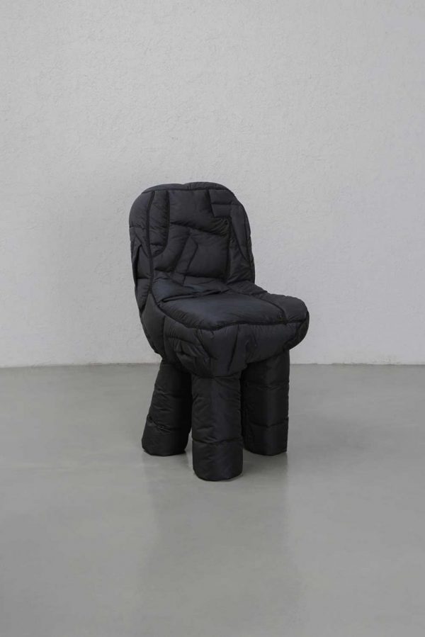 Jinyeong Yeon用剩余的羽绒服制作Padded Chair