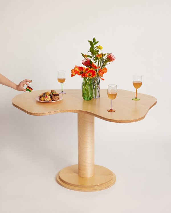 All-Wood系列的三张桌子是扭动的乐趣