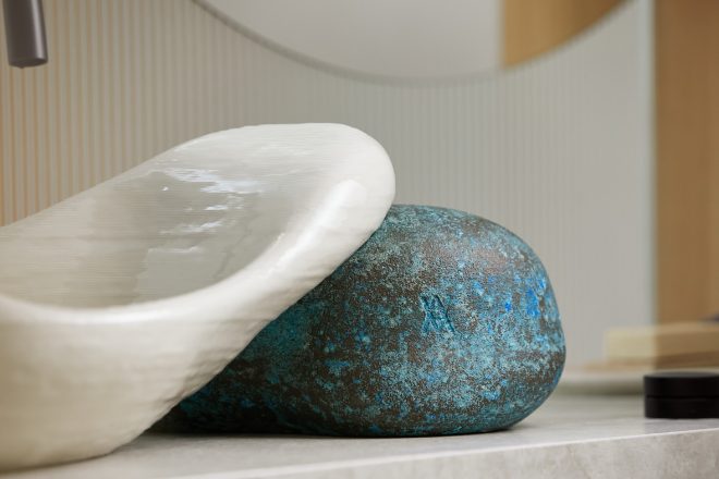 Kohler 和 Daniel Arsham 设计了一个灵感来自“Rock”的3D打印陶瓷水槽