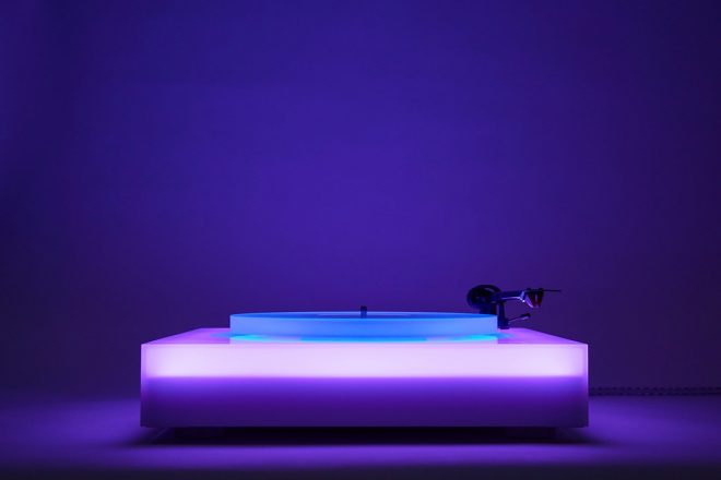 Brian Eno 的 LED 变色转盘唱机营造出一种氛围