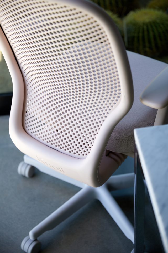 Knoll 在 NeoCon 2022 上推出其悬臂式 Newson 办公椅