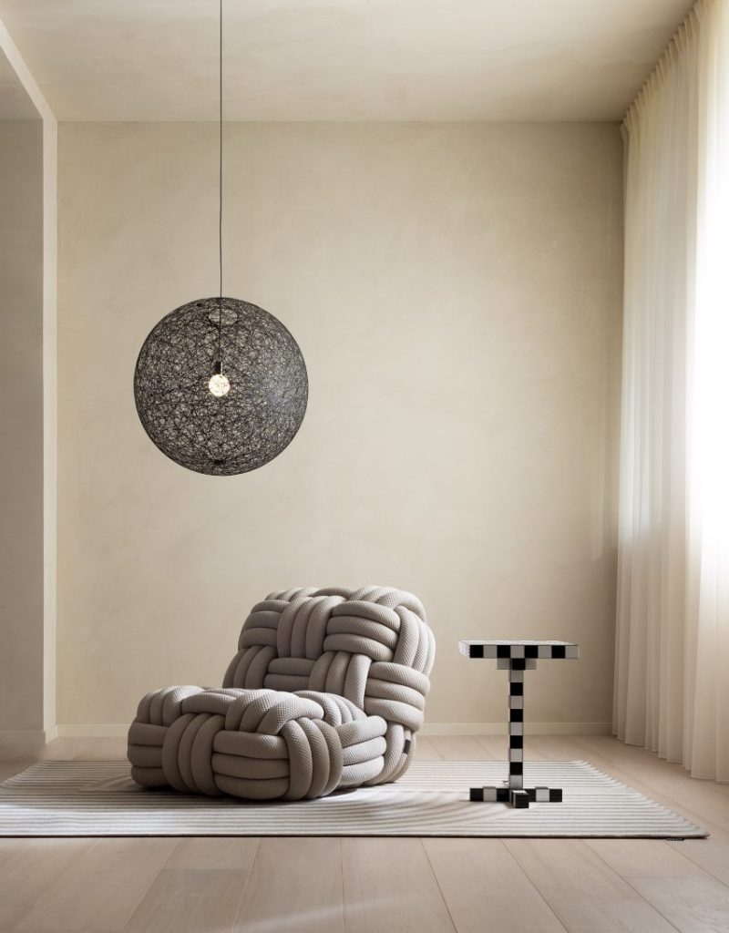 Nika Zupanc为Moooi设计的针织座椅“plays with scale”