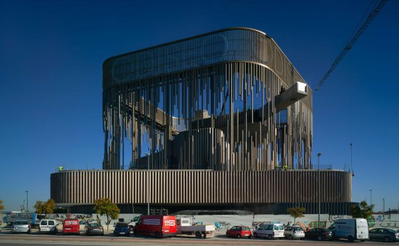 欧洲最长的悬臂游泳池