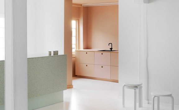 粉红色的厨房出现在哥本哈根的Designers Remix陈列室中