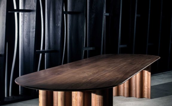 新型实木桌子由设计师二人组JuliaLäufer和Marcus Keichel设计