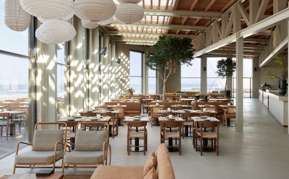 使用了自然材料和泥土色调设计的海滩餐厅