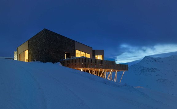 坐落在瑞士阿尔卑斯山顶上的餐厅