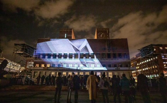 奥斯陆峡湾艺术节用一系列装置点亮了这座城市