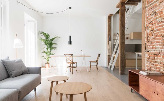 原始的横梁和砖砌为豪华公寓增添了温暖