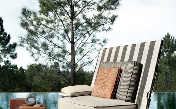 户外家具可折成两半以防雨淋