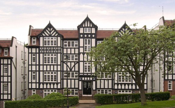 Surman Weston的伦敦公寓提供舷窗和定制细节