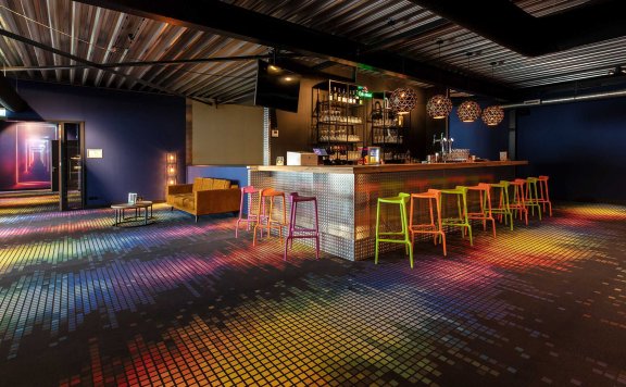 英国制造商Forbo设计用于滑雪胜地内部的防水Flotex地板