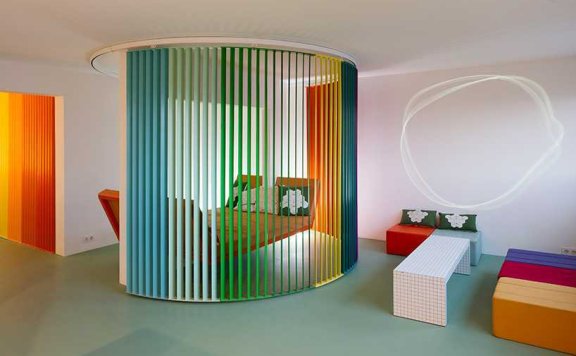 将巴黎的公寓翻新改造成充满彩虹的空间