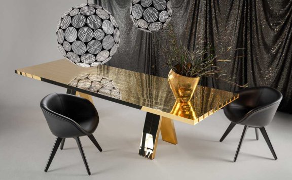 汤姆·迪克森（Tom Dixon）将餐桌变成坚固的黄铜雕塑