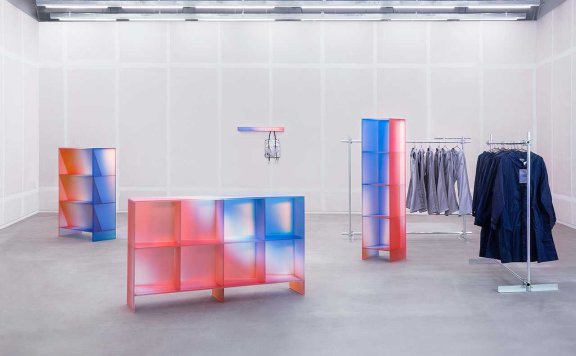 像彩虹一样反射光线的HALO系列家具