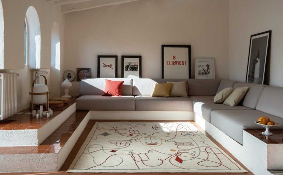 以抽象和嬉戏为特色的地毯设计