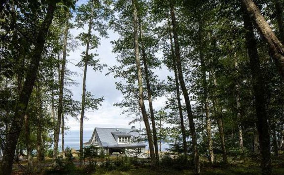 Heliotrope建筑师翻新了Orcas岛上的海滨度假胜地