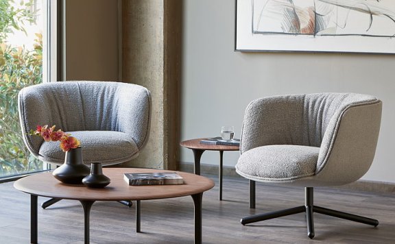 形状类似于甜甜圈的毛绒桶形休闲椅