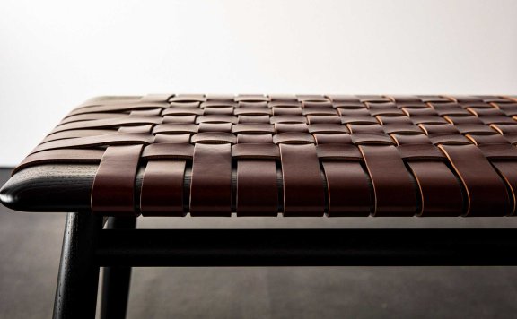 日本品牌的最新家具反映了木材和皮革之间的“和谐对话”