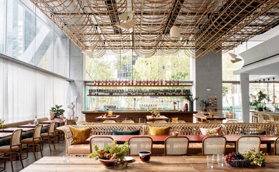 木材和藤条为悉尼Glorietta餐厅增添了温暖