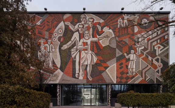 基辅的Kovalska办公室装饰有不起眼的建筑材料