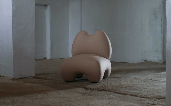 Faina的Domna扶手椅呼应古代女神雕塑的形式