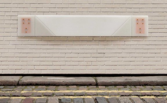 壁挂式Flair椅子从塑料便当盒中汲取灵感