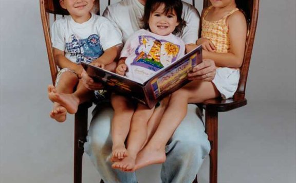 可供父亲和多个孩子共同阅读的摇椅