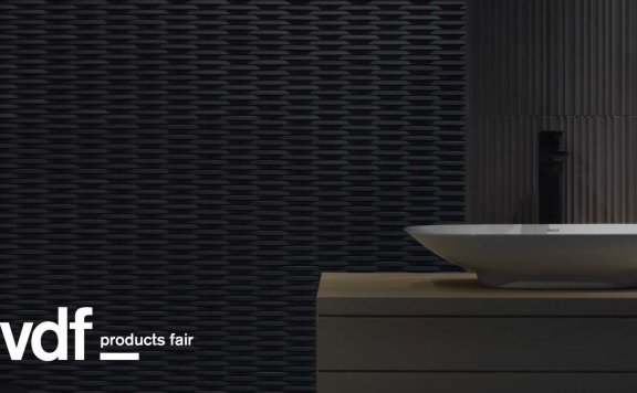 VDF产品展上INAX展示厅中的装饰瓷砖和独立式浴缸