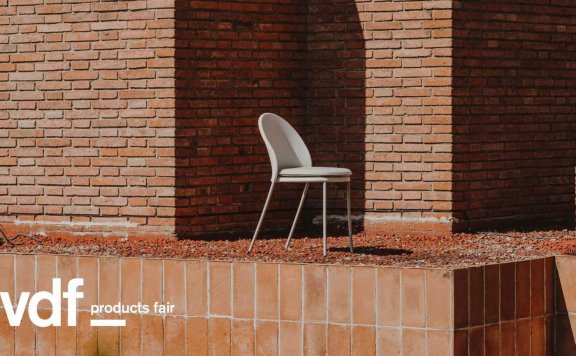 Expormim在VDF产品博览会上展示了户外地毯和两把椅子