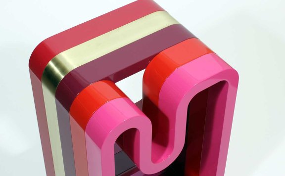 极简主义的环形边桌和环形架