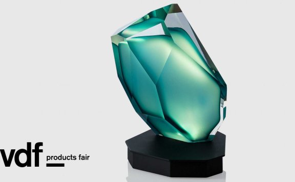Lasvit系列在VDF产品博览会上展出了一款以氪星石为原型的台灯