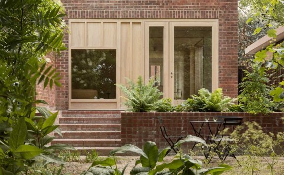 由O’Sullivan Skoufoglou建筑事务所设计的Grove Park住宅有木质衬里和翠绿的景观