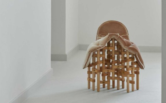 设想的舒适家具系列将天鹅绒座椅与木制框架配对