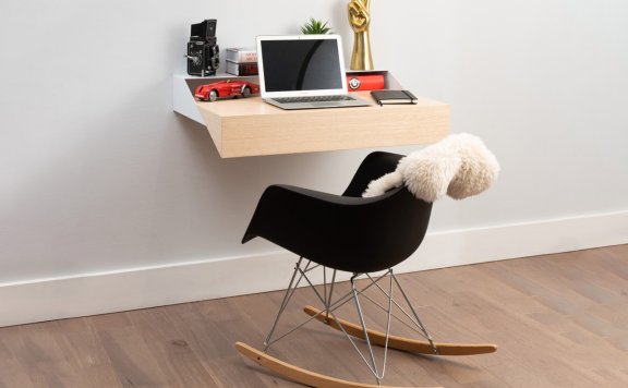 这个隐藏的墙桌是一个空间高效的WFH解决方案