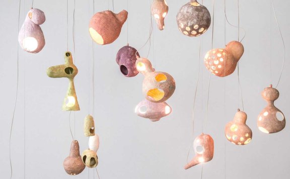 西川优子(Yuko Nishikawa)用黏土和纸壳制成无定形灯