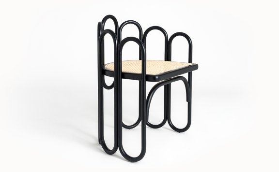 FrattiniFilli在其家具系列中增加了两件大胆的作品